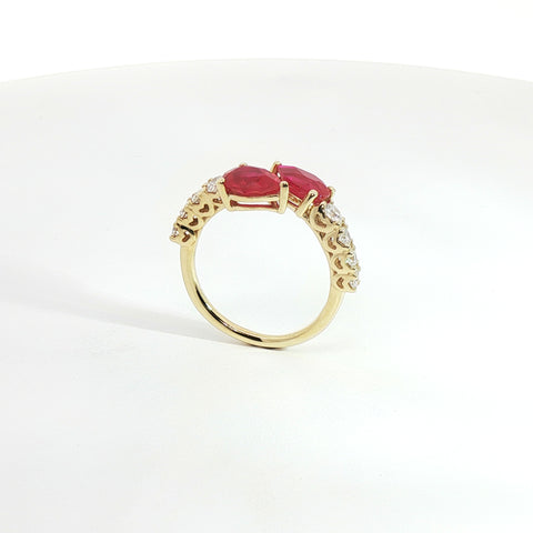 Anello Twin in oro giallo con rubini Lab-Grown taglio goccia e diamanti Lab-Grown taglio brillante.