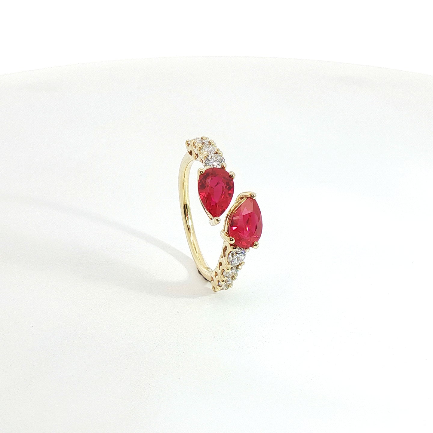 Anello Twin in oro giallo con rubini Lab-Grown taglio goccia e diamanti Lab-Grown taglio brillante.