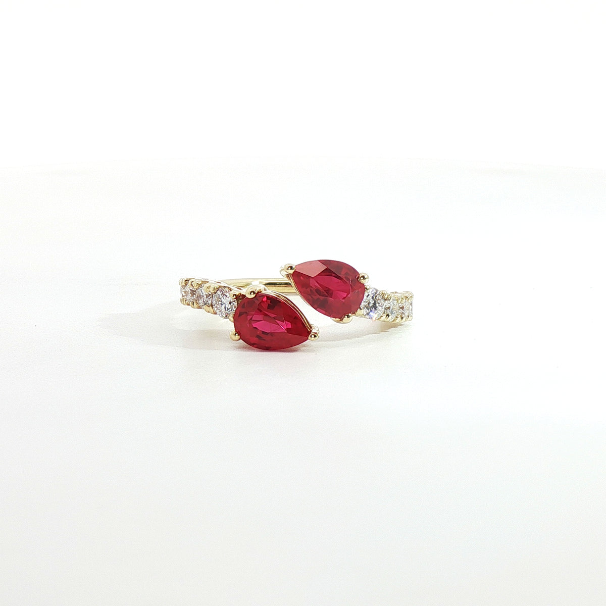 Anello Twin in oro giallo con rubini Lab-Grown taglio goccia e diamanti Lab-Grown taglio brillante.