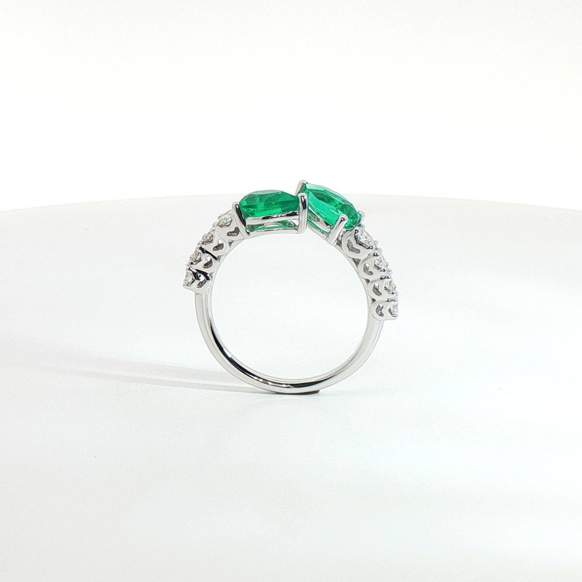 Anello Twin in oro bianco con smeraldi Lab-Grown taglio goccia e diamanti Lab-Grown taglio brillante.