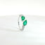 Anello Twin in oro bianco con smeraldi Lab-Grown taglio goccia e diamanti Lab-Grown taglio brillante.