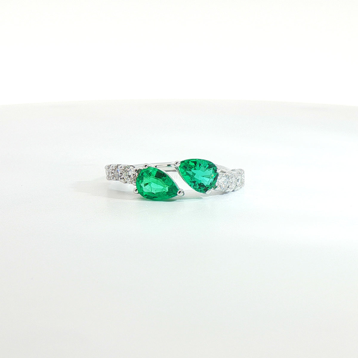 Anello Twin in oro bianco con smeraldi Lab-Grown taglio goccia e diamanti Lab-Grown taglio brillante.