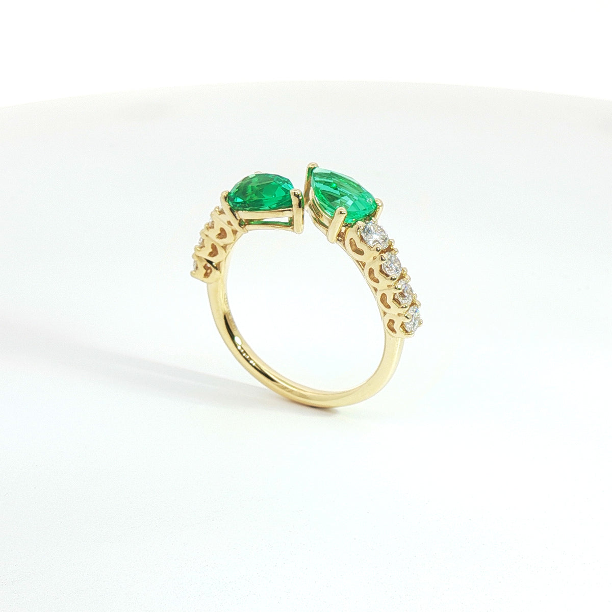 Anello Twin in oro giallo con smeraldi Lab-Grown taglio goccia e diamanti Lab-grown taglio brillante.