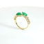 Anello Twin in oro giallo con smeraldi Lab-Grown taglio goccia e diamanti Lab-grown taglio brillante.