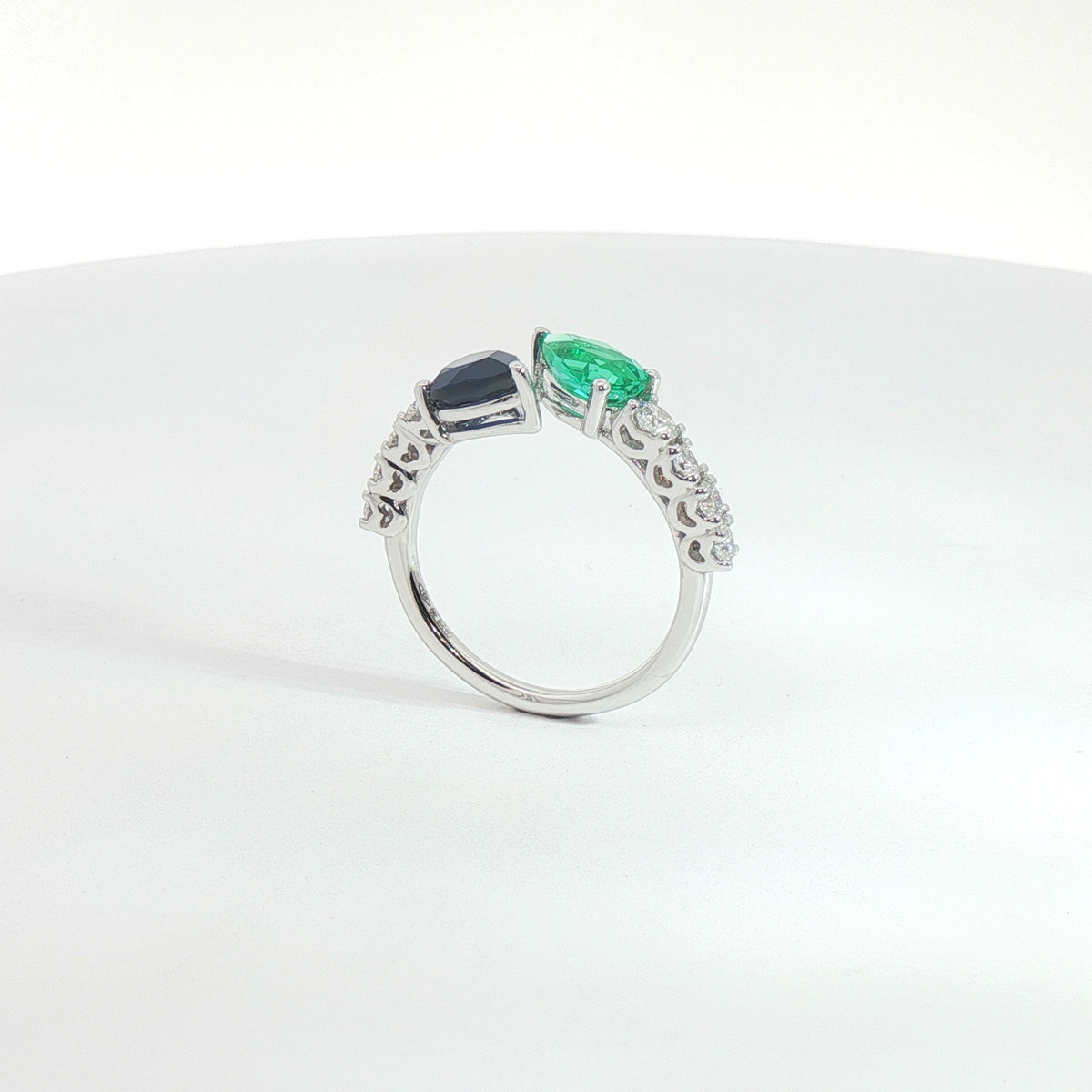 Anello Twin in oro bianco con smeraldo, zaffiro e diamanti Lab-Grown.