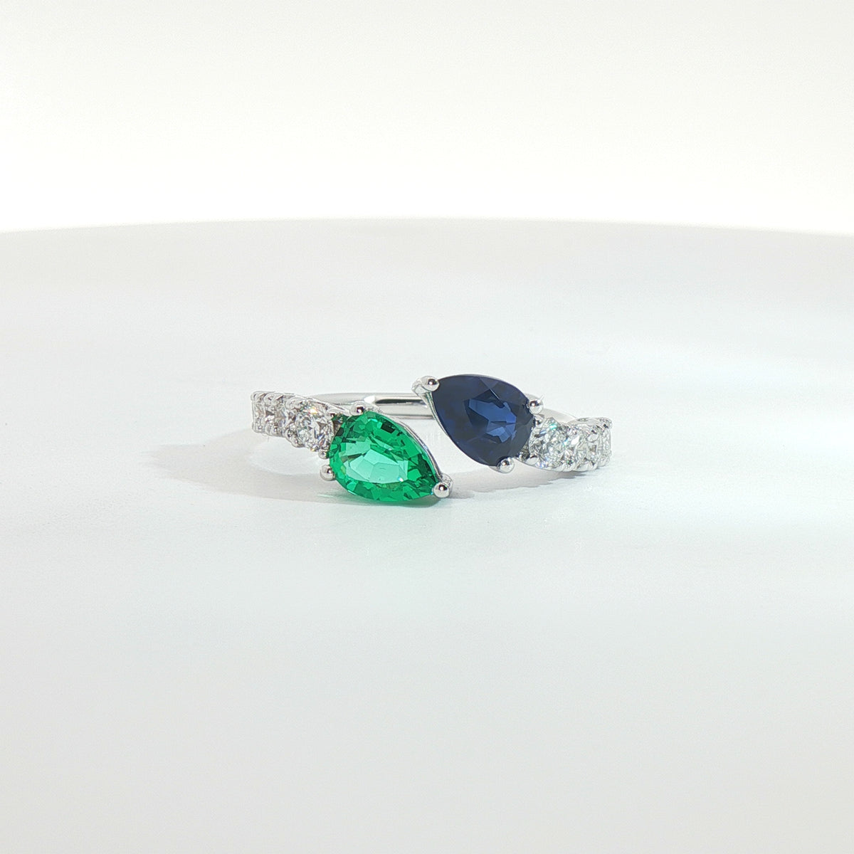 Anello Twin in oro bianco con smeraldo, zaffiro e diamanti Lab-Grown.