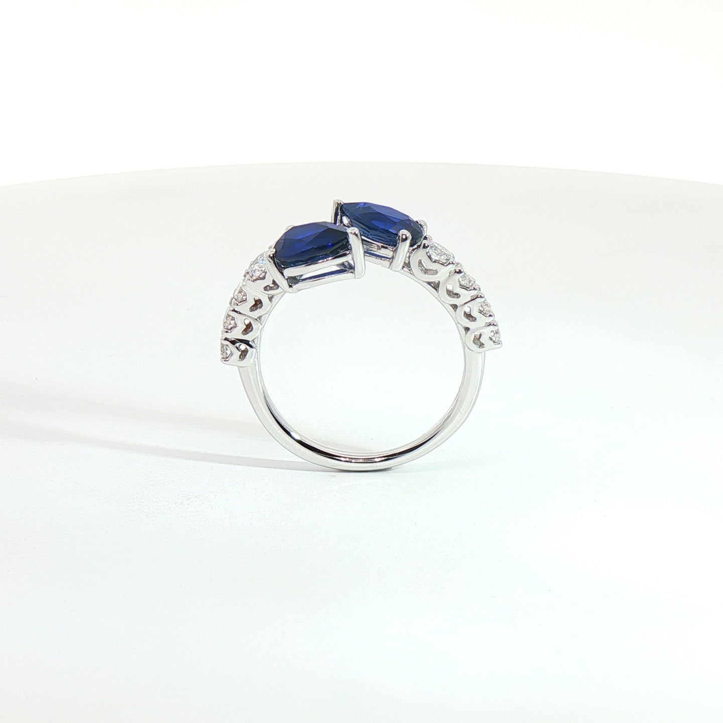 Anello Twin in oro bianco con zaffiri Lab-Grown taglio goccia e diamanti Lab-Grown taglio brillante.