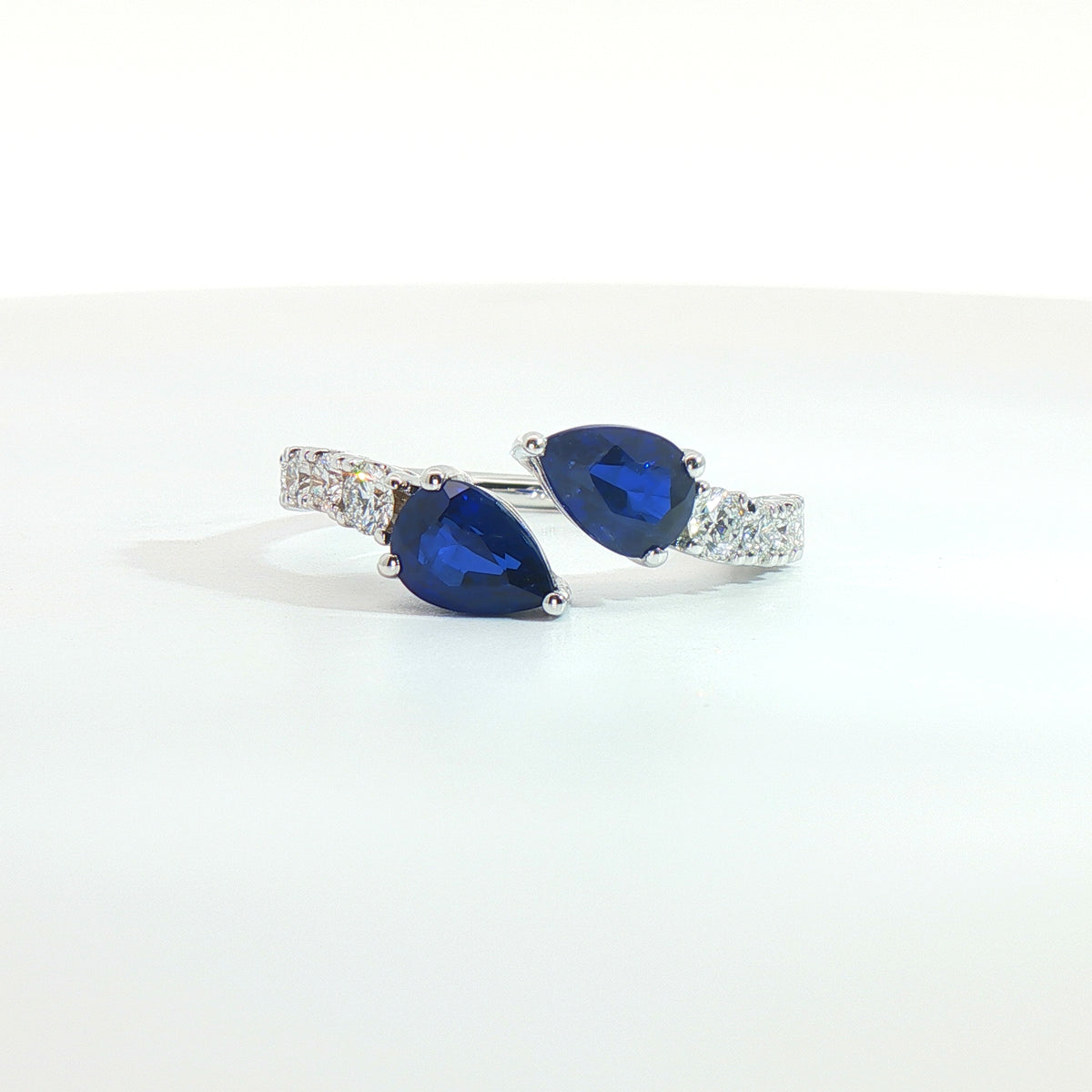 Anello Twin in oro bianco con zaffiri Lab-Grown taglio goccia e diamanti Lab-Grown taglio brillante.