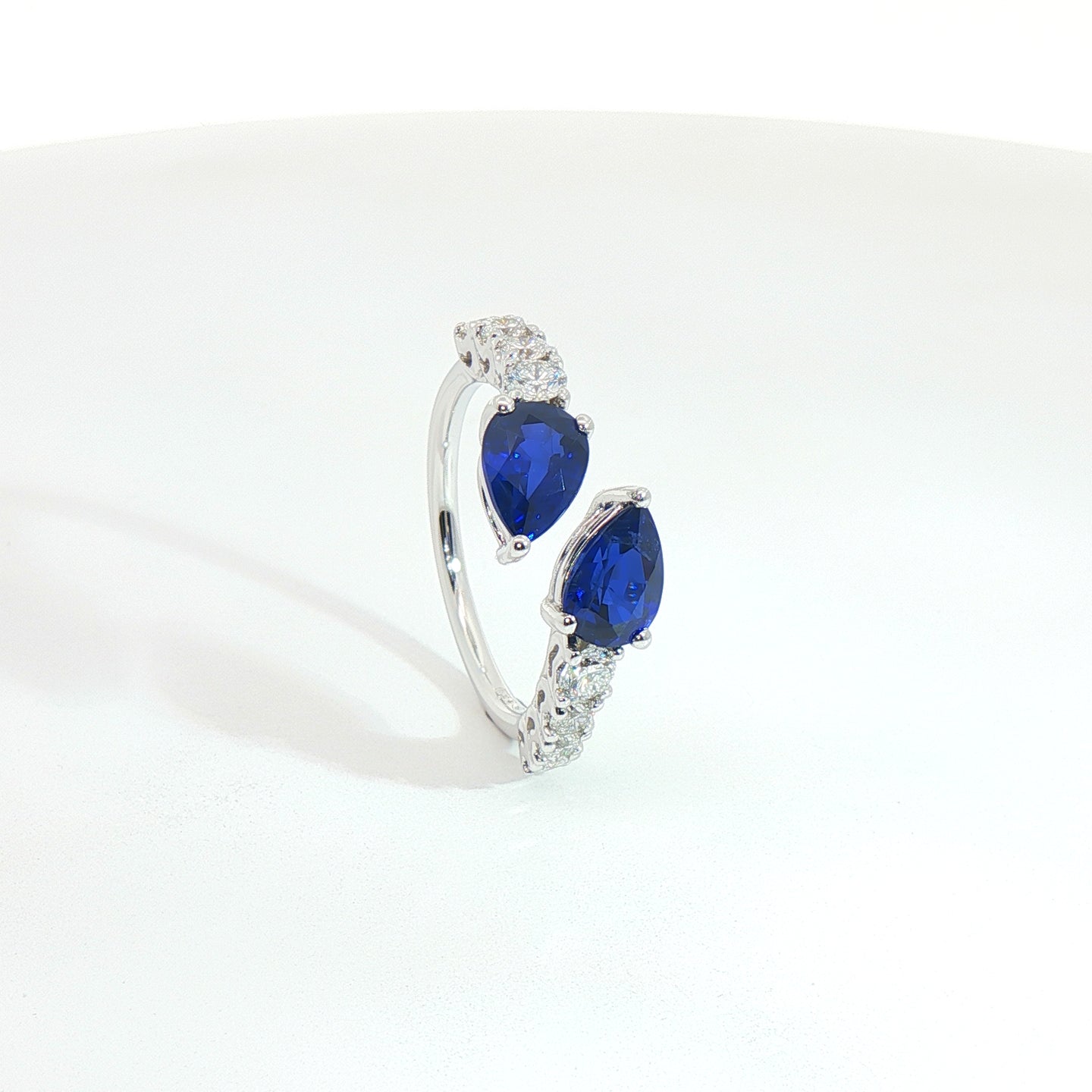 Anello Twin in oro bianco con zaffiri Lab-Grown taglio goccia e diamanti Lab-Grown taglio brillante.