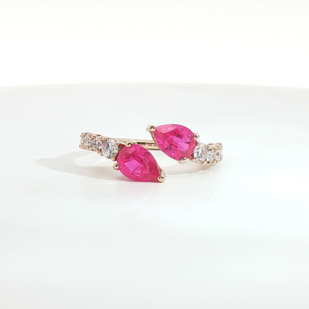 Anello Twin in oro rosa con zaffiri rosa Lab-Grown taglio goccia e diamanti Lab-Grown taglio brillante.