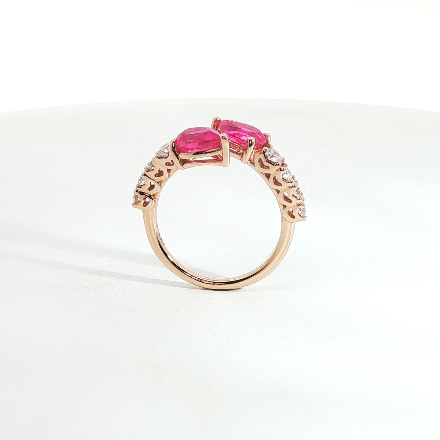 Anello Twin in oro rosa con zaffiri rosa Lab-Grown taglio goccia e diamanti Lab-Grown taglio brillante.