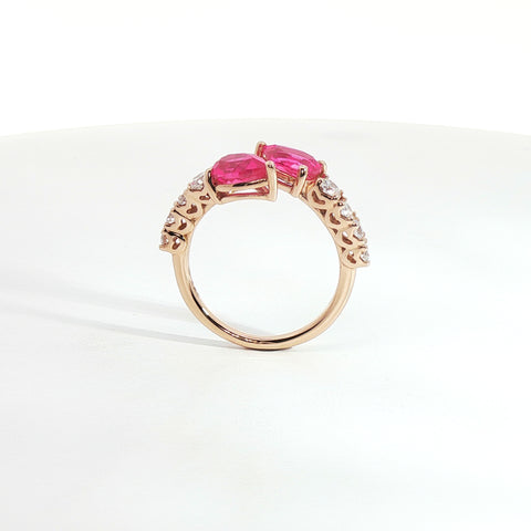Anello Twin in oro rosa con zaffiri rosa Lab-Grown taglio goccia e diamanti Lab-Grown taglio brillante.