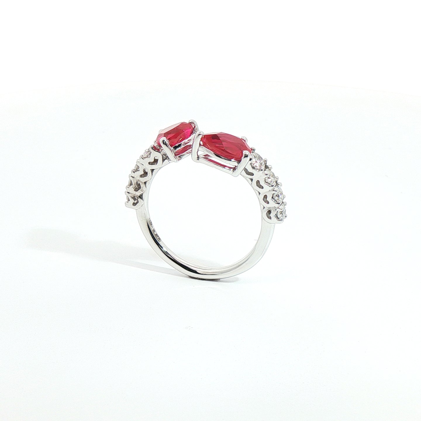 Anello Twin in oro bianco con rubini Lab-Grown e diamanti Lab-Grown taglio brillante.