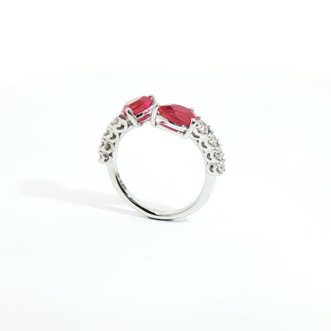 Anello Twin in oro bianco con rubini Lab-Grown e diamanti Lab-Grown taglio brillante.