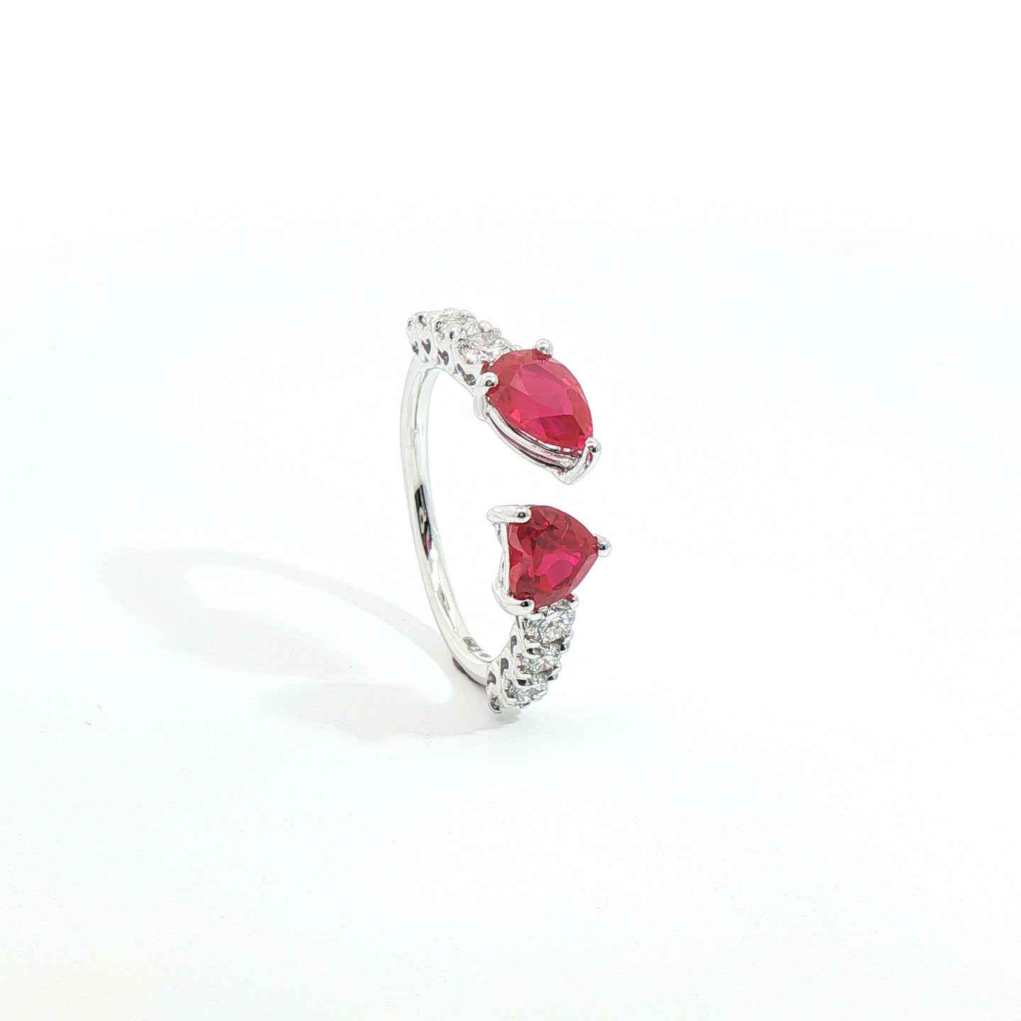 Anello Twin in oro bianco con rubini Lab-Grown e diamanti Lab-Grown taglio brillante.