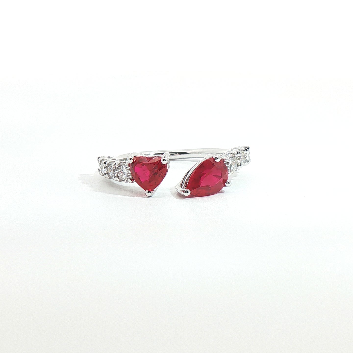 Anello Twin in oro bianco con rubini Lab-Grown e diamanti Lab-Grown taglio brillante.