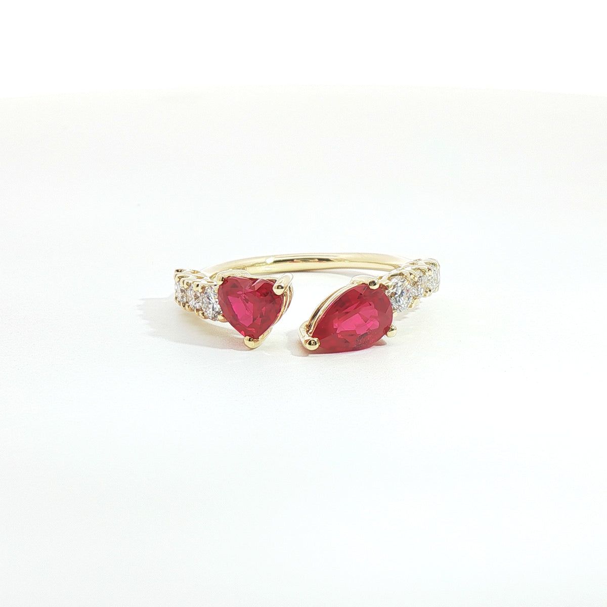 Anello Twin in oro giallo con rubini Lab-Grown e diamanti Lab-Grown taglio brillante.