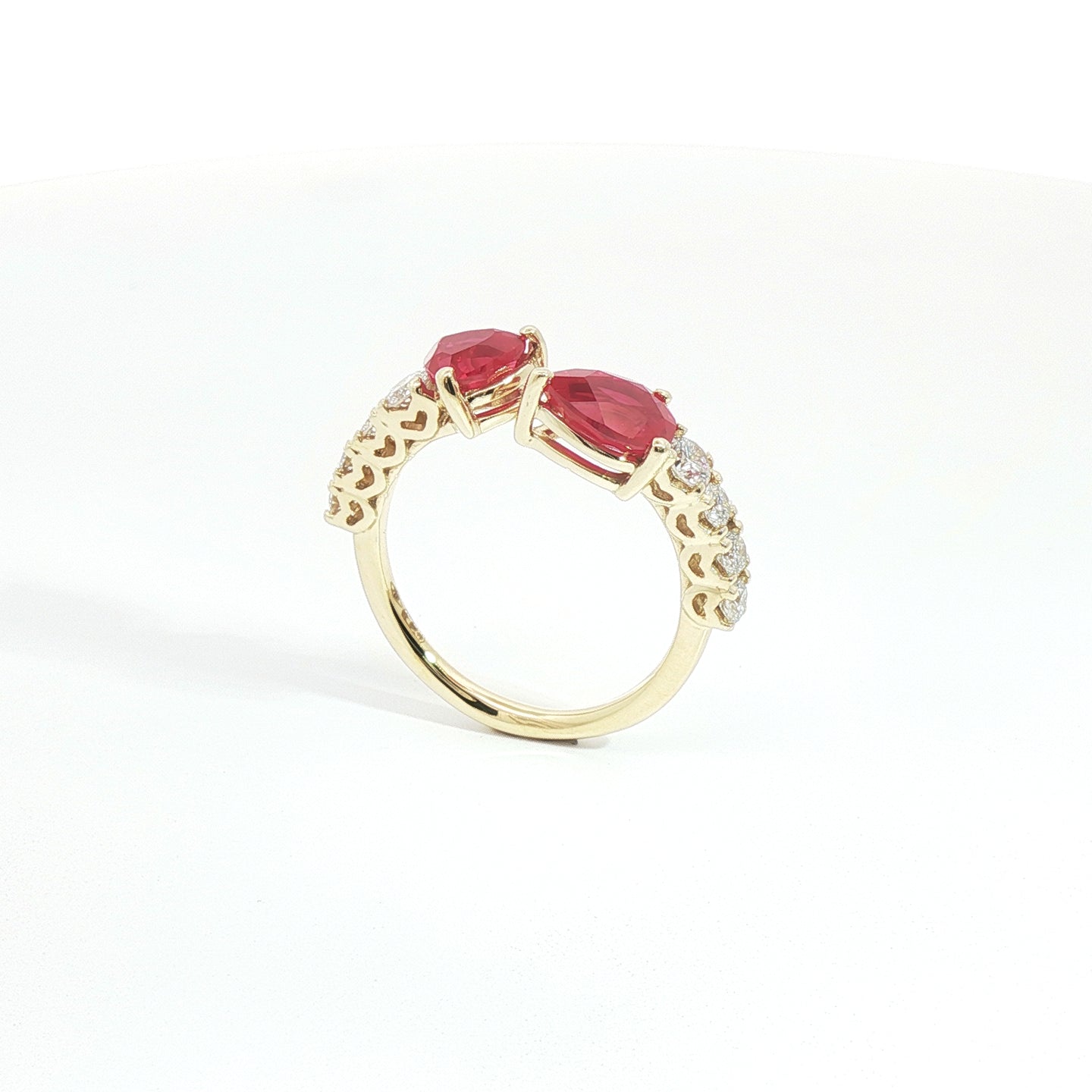 Anello Twin in oro giallo con rubini Lab-Grown e diamanti Lab-Grown taglio brillante.