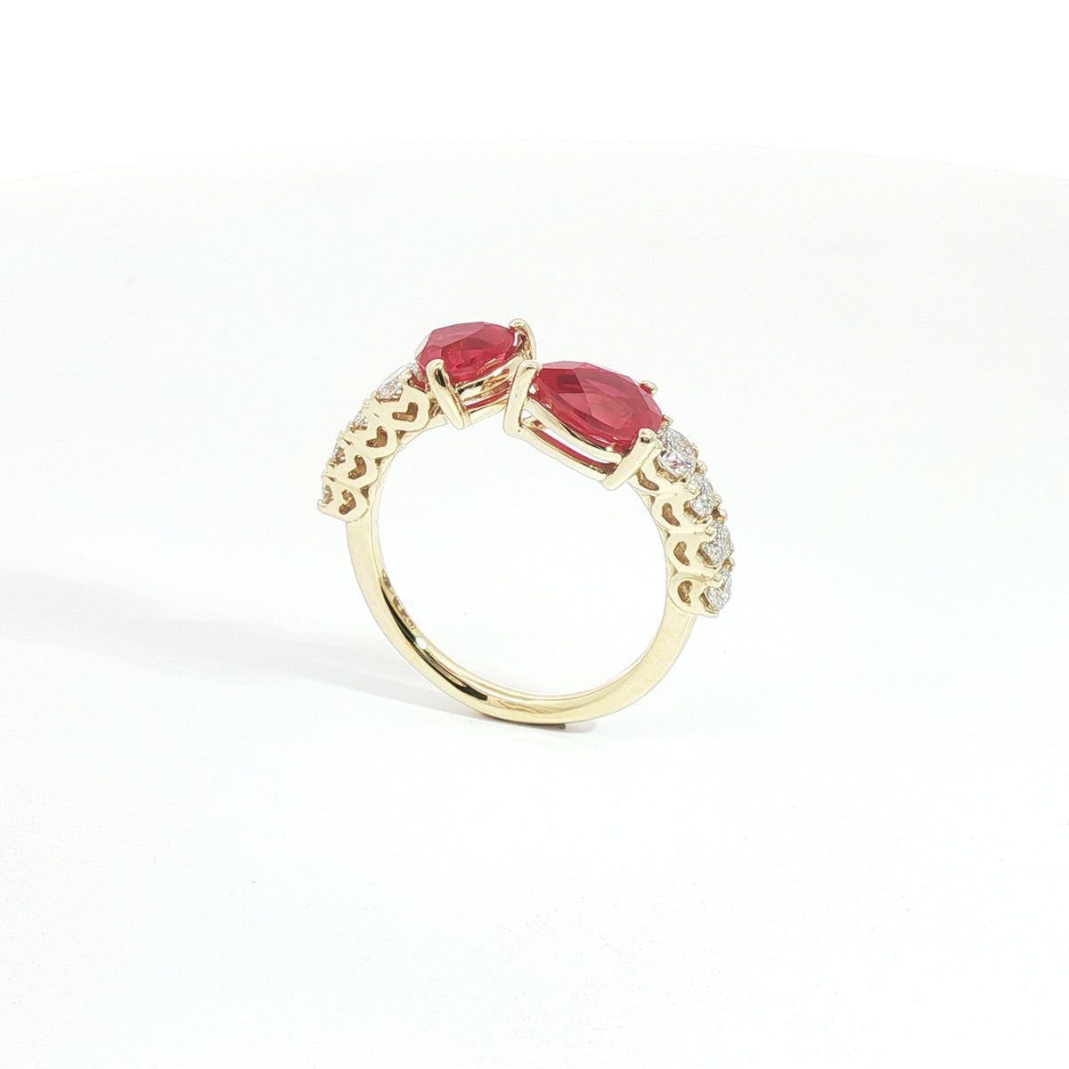 Anello Twin in oro giallo con rubini Lab-Grown e diamanti Lab-Grown taglio brillante.