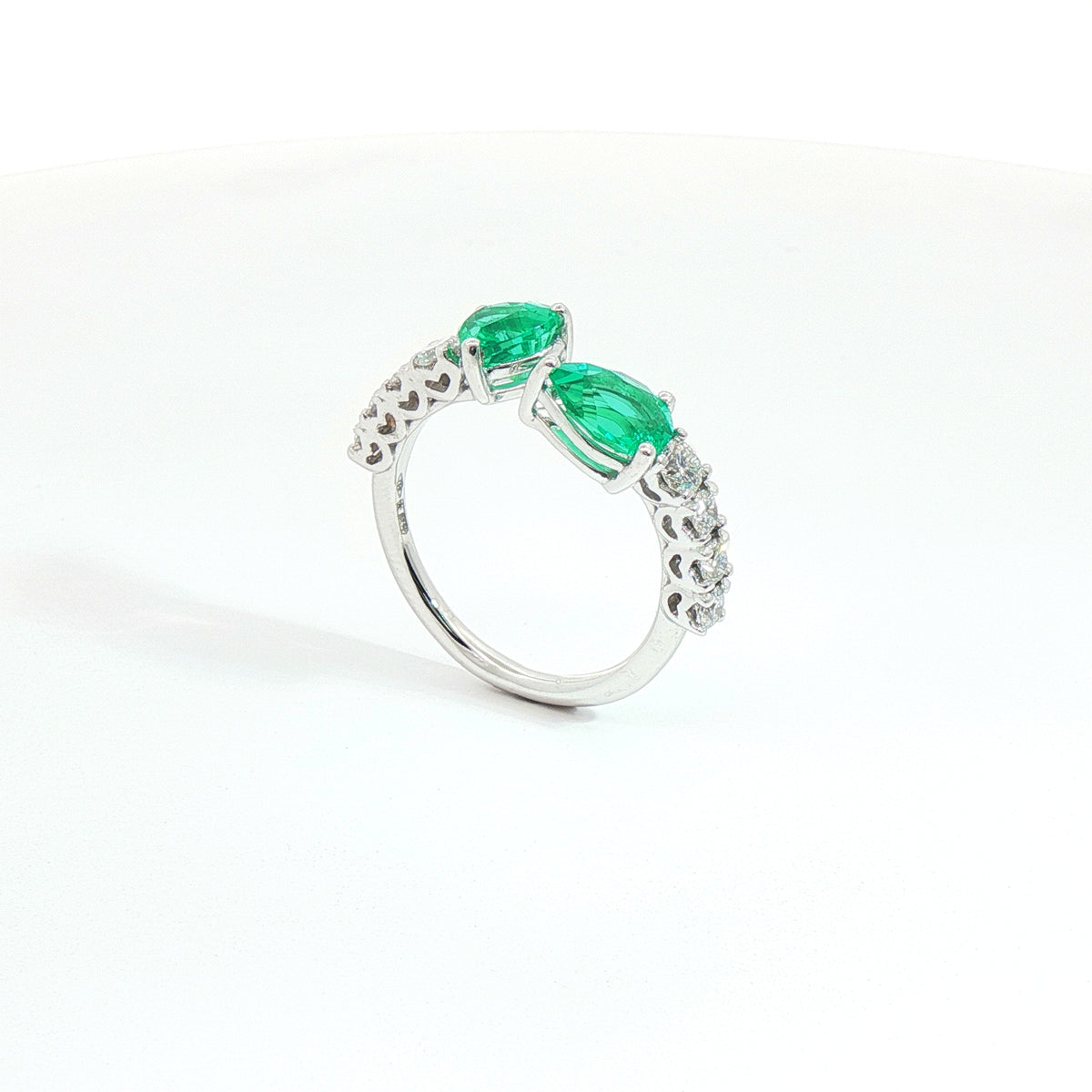 Anello Twin in oro bianco con smeraldi Lab-Grown e diamanti Lab-Grown taglio brillante.