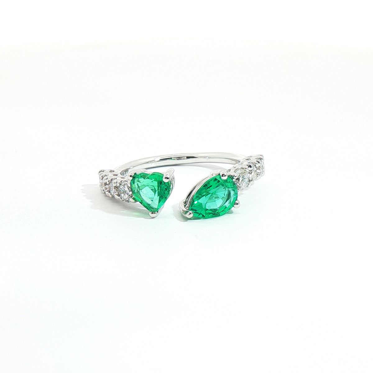 Anello Twin in oro bianco con smeraldi Lab-Grown e diamanti Lab-Grown taglio brillante.