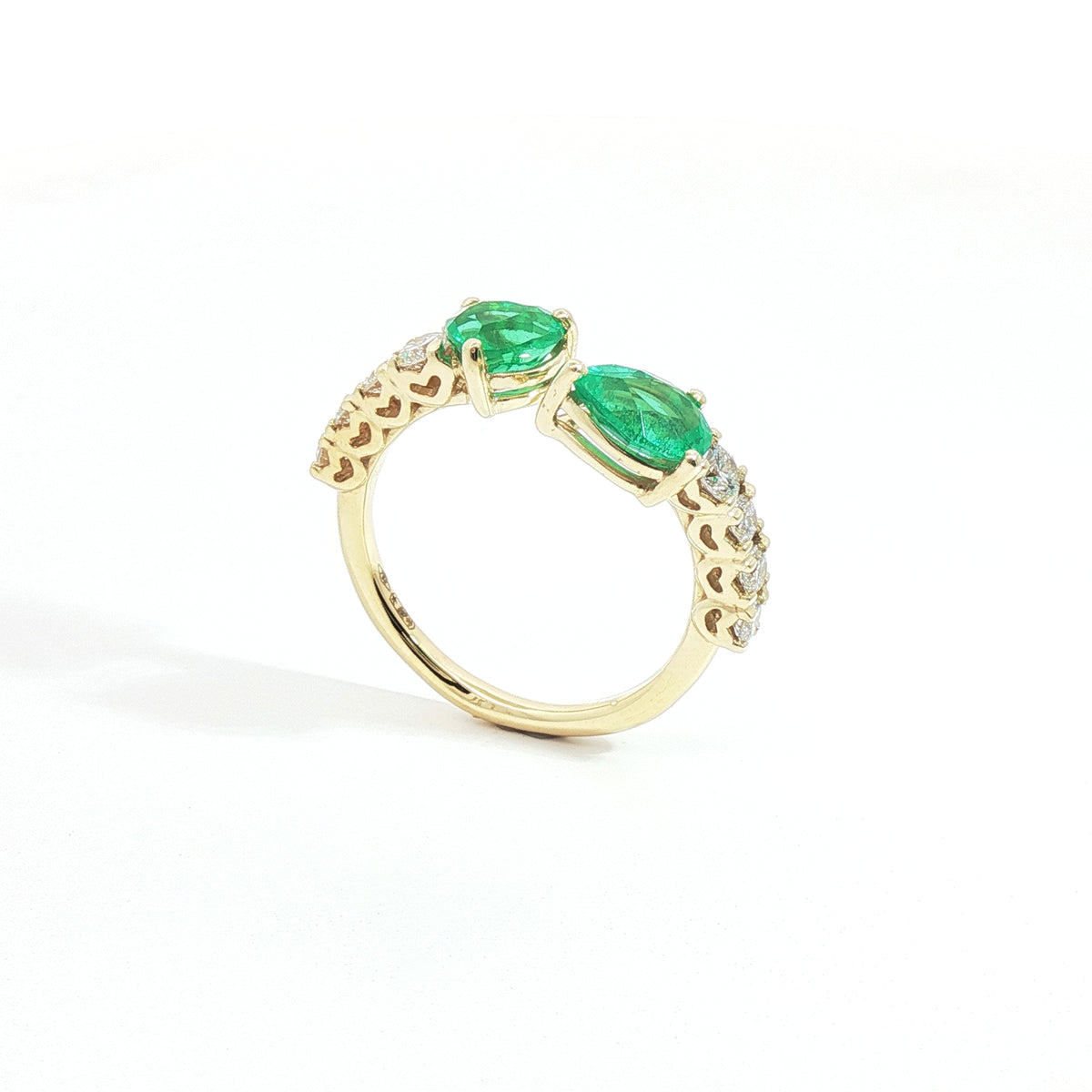 Anello Twin in oro giallo con smeraldi Lab-Grown e diamanti Lab-Grown taglio brillante.