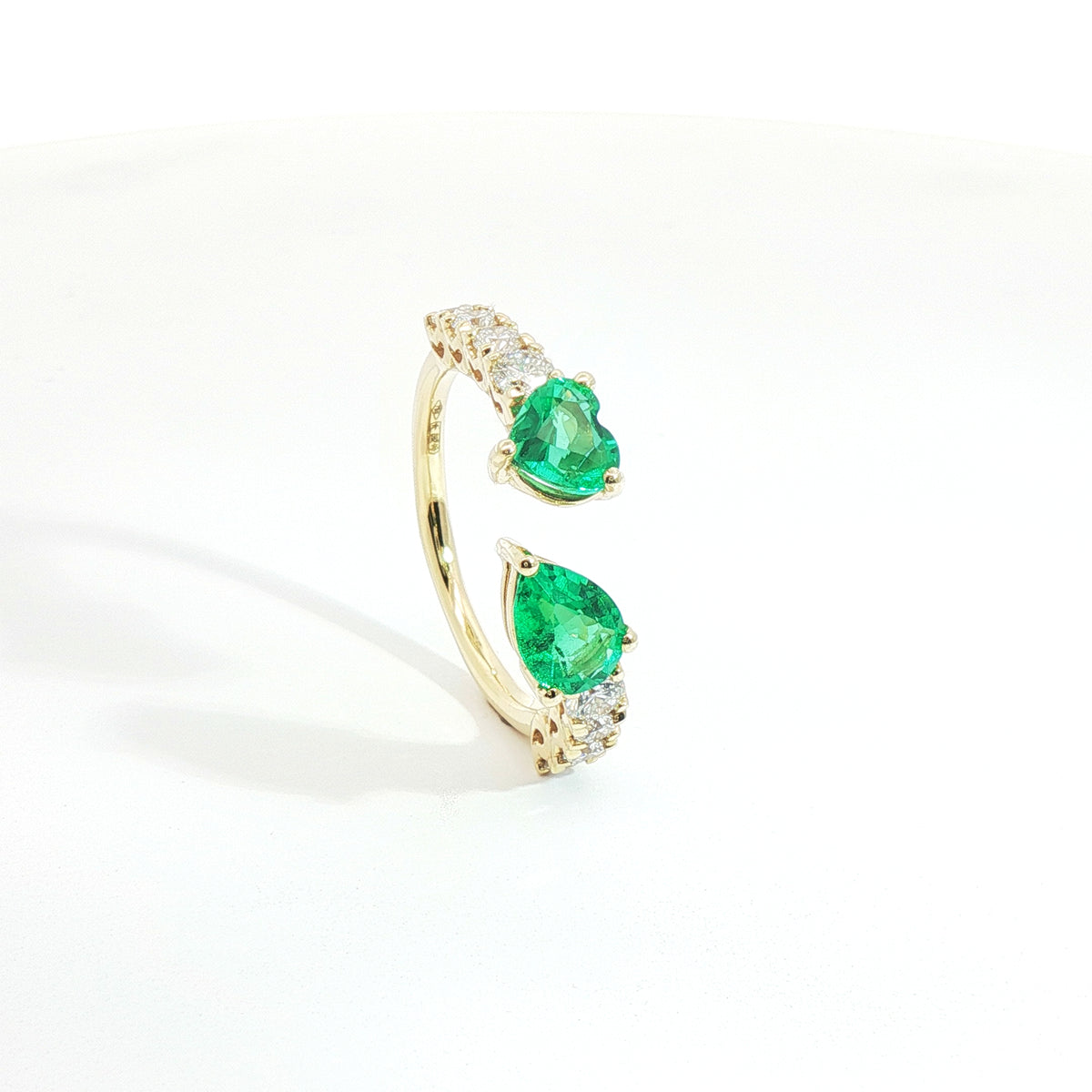 Anello Twin in oro giallo con smeraldi Lab-Grown e diamanti Lab-Grown taglio brillante.
