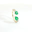 Anello Twin in oro giallo con smeraldi Lab-Grown e diamanti Lab-Grown taglio brillante.