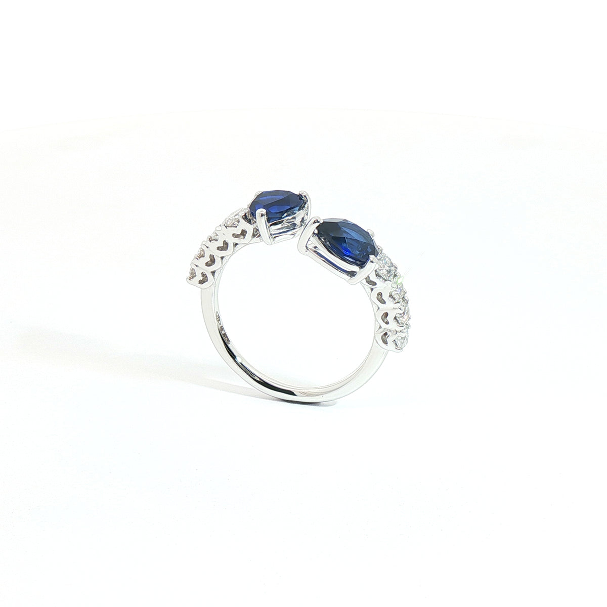 Anello Twin in oro bianco con zaffiri Lab-Grown e diamanti Lab-Grown taglio brillante.