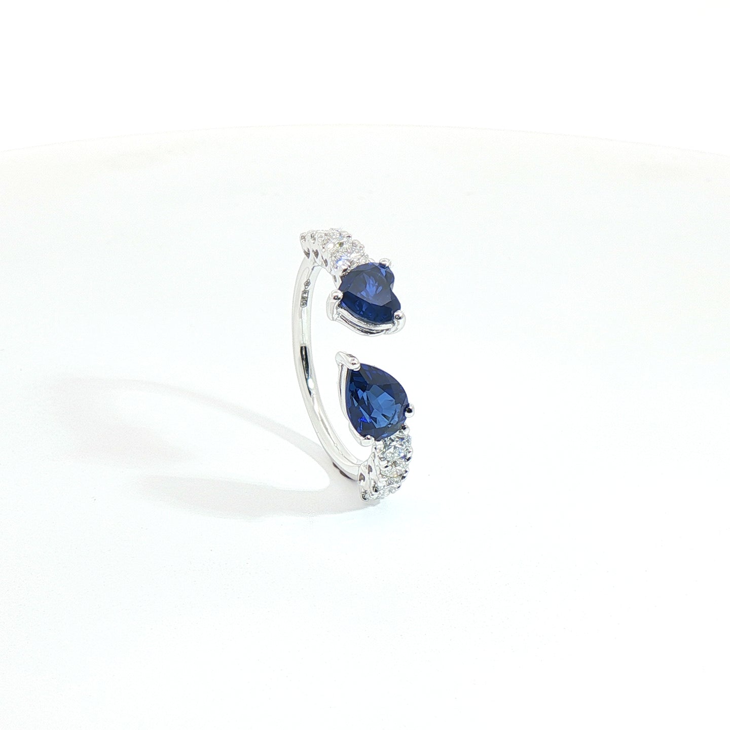 Anello Twin in oro bianco con zaffiri Lab-Grown e diamanti Lab-Grown taglio brillante.