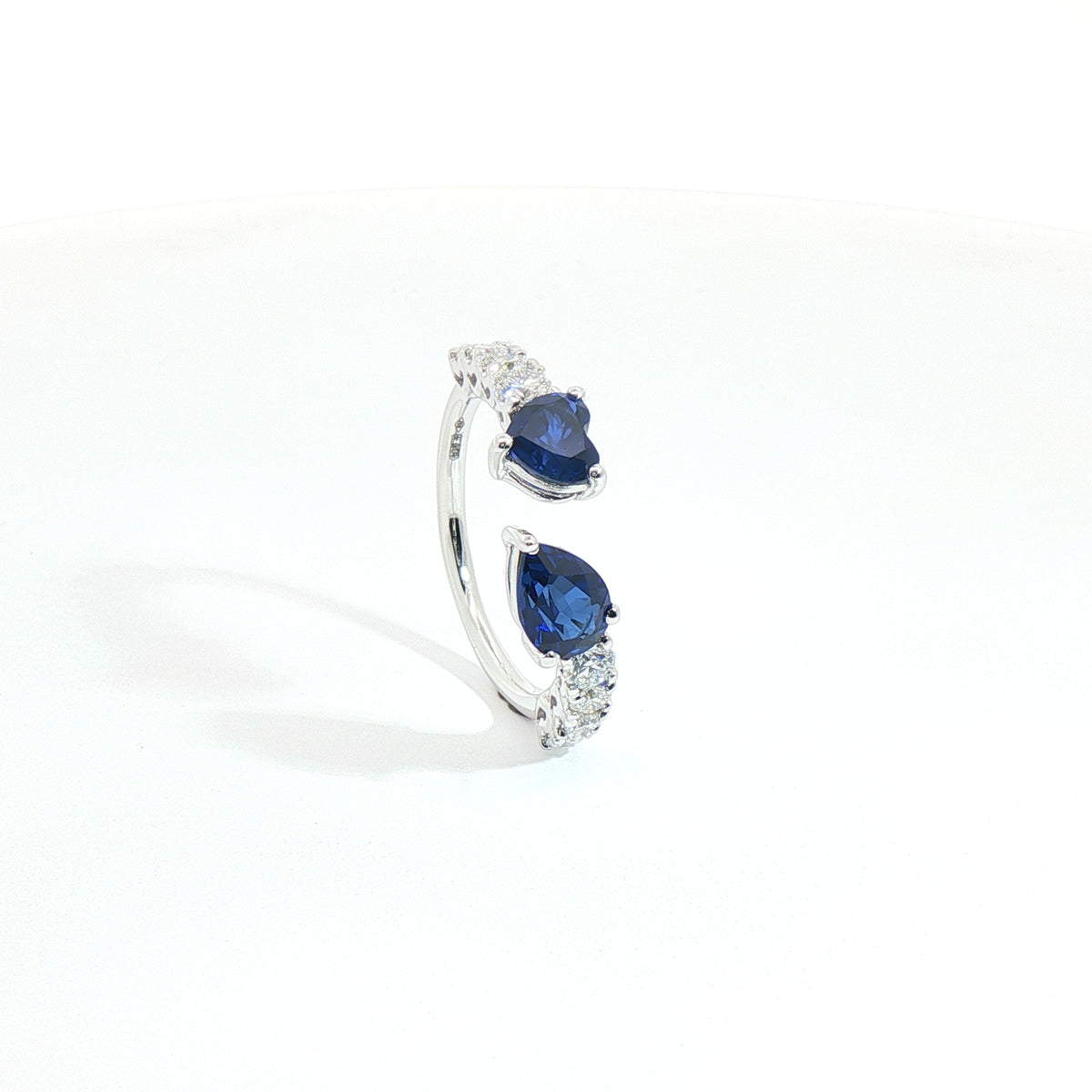 Anello Twin in oro bianco con zaffiri Lab-Grown e diamanti Lab-Grown taglio brillante.