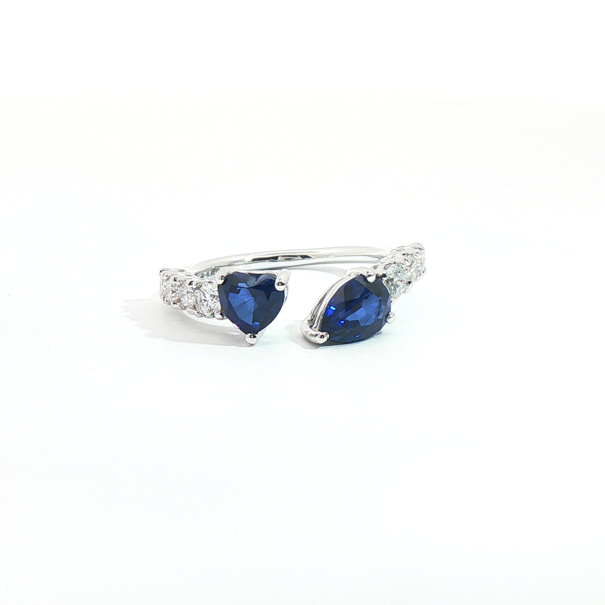Anello Twin in oro bianco con zaffiri Lab-Grown e diamanti Lab-Grown taglio brillante.