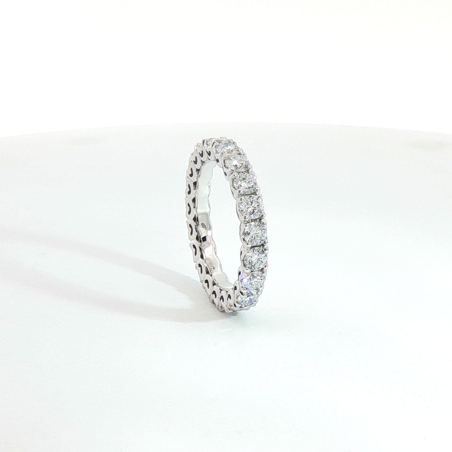 Eternity in oro bianco con diamanti Lab-Grown taglio brillante, 2,06 carati.