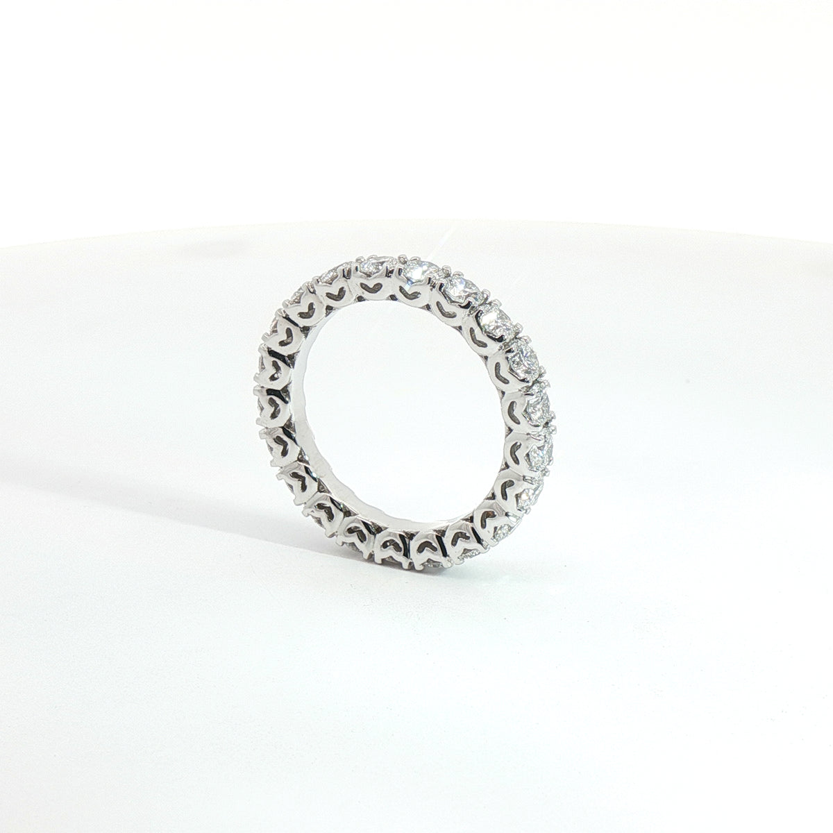 Eternity in oro bianco con diamanti Lab-Grown taglio brillante, 2,06 carati.