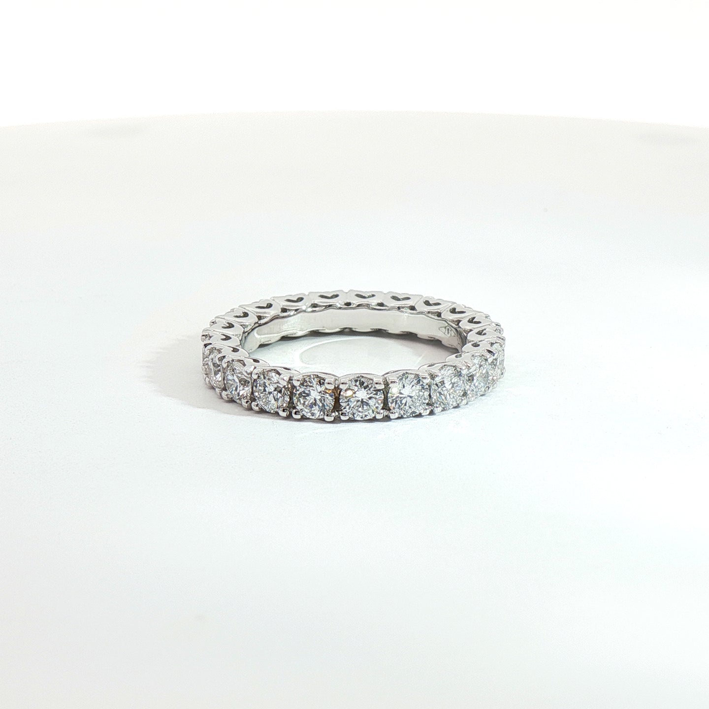 Eternity in oro bianco con diamanti Lab-Grown taglio brillante, 2,06 carati.
