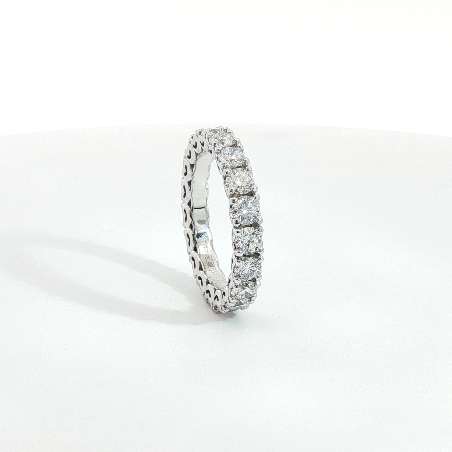 Eternity in oro bianco con diamanti Lab-Grown taglio brillante, 2,75 carati.