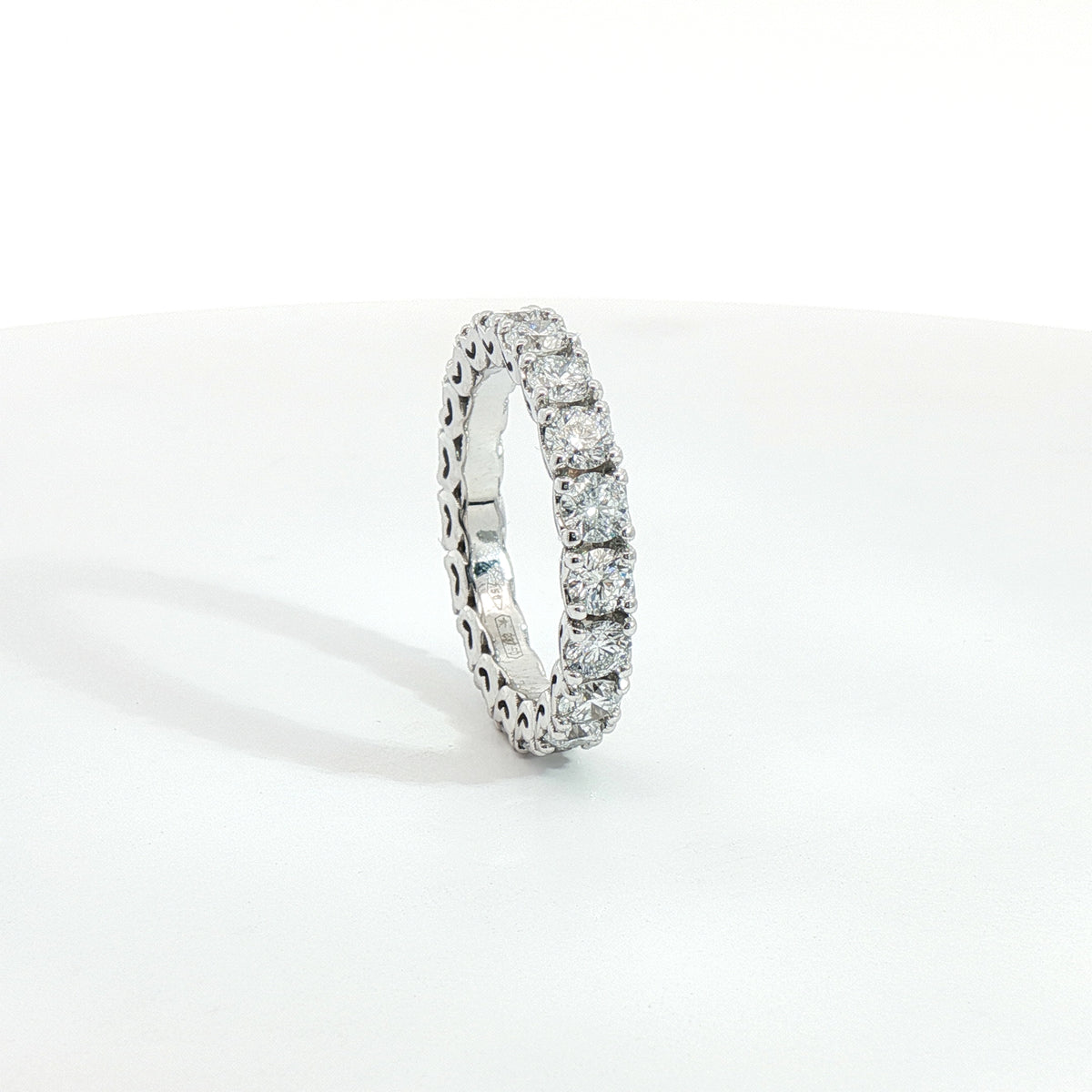 Eternity in oro bianco con diamanti Lab-Grown taglio brillante, 2,75 carati.