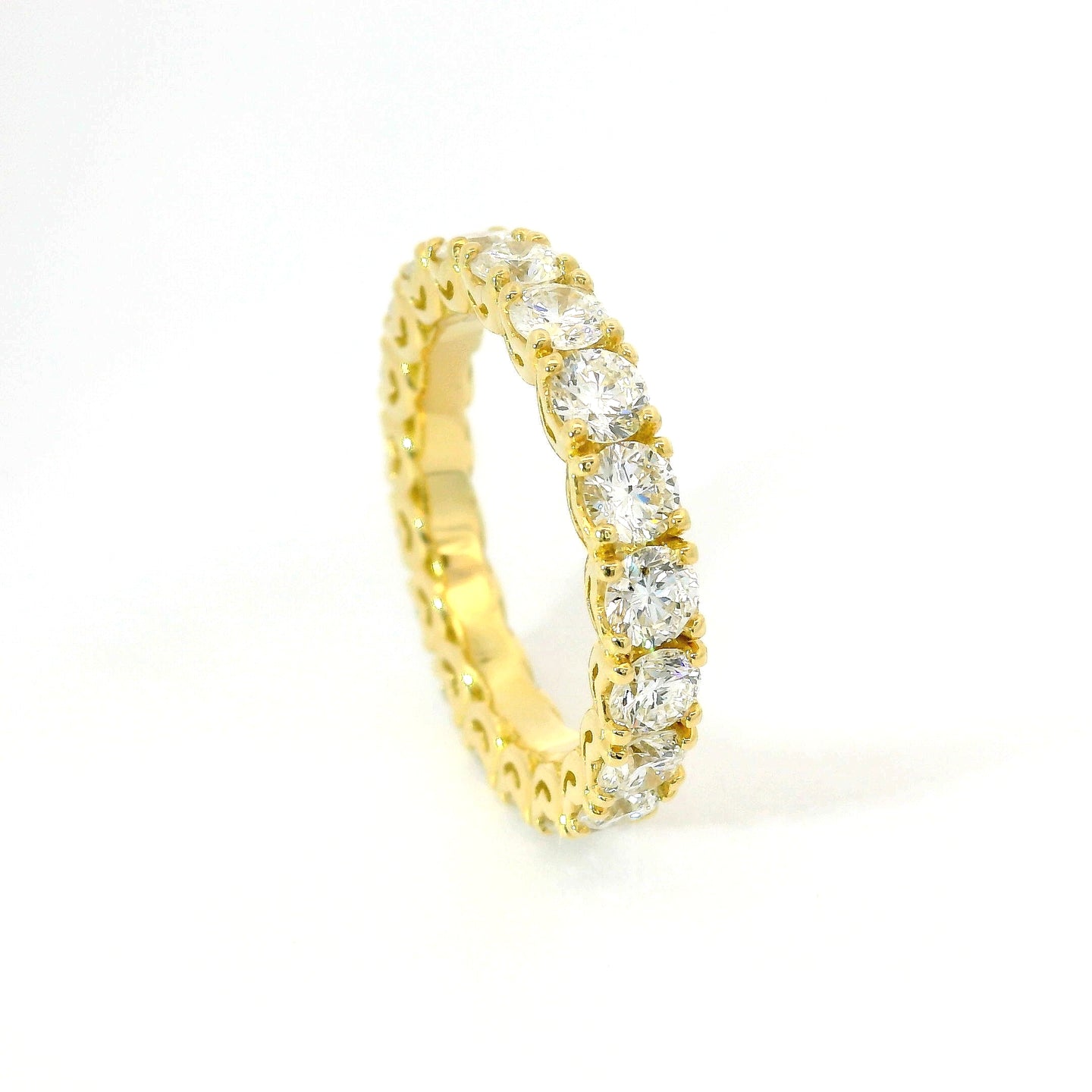 Eternity con castoni a cuore in oro giallo e diamanti lab-grown taglio brillante, 2,96 carati.