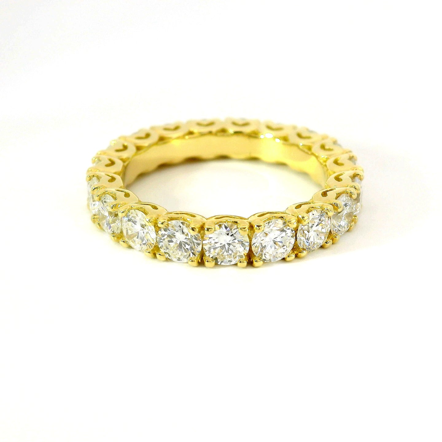 Eternity con castoni a cuore in oro giallo e diamanti lab-grown taglio brillante, 2,96 carati.