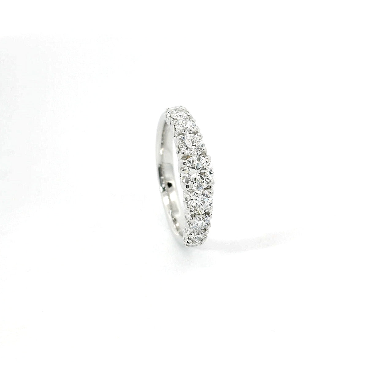 White gold gradation band ring with 7 brilliant-cut lab-grown diamonds, 1.05 carats.