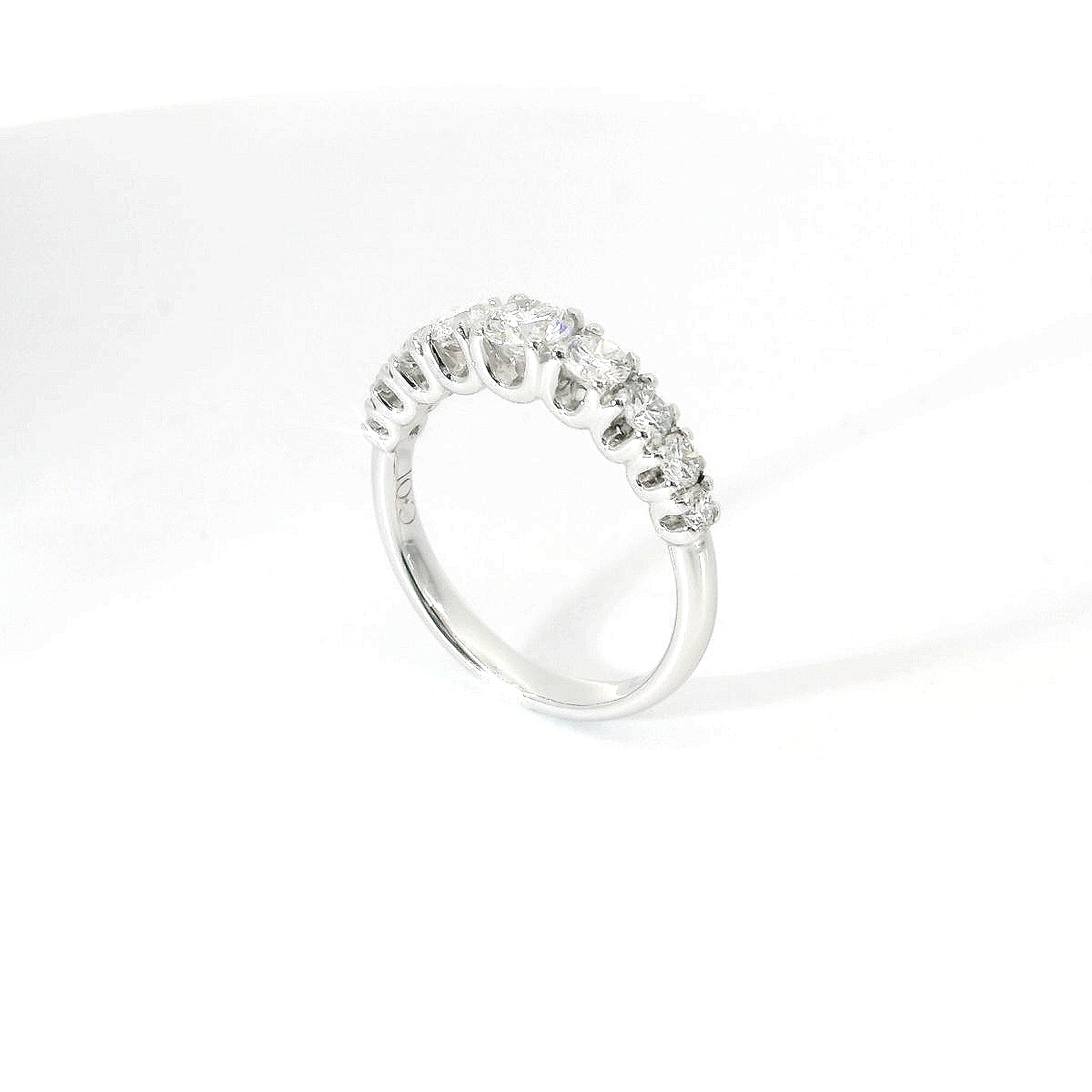 White gold gradation band ring with 7 brilliant-cut lab-grown diamonds, 1.05 carats.