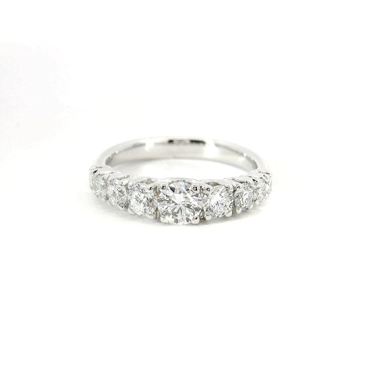 White gold gradation band ring with 7 brilliant-cut lab-grown diamonds, 1.05 carats.