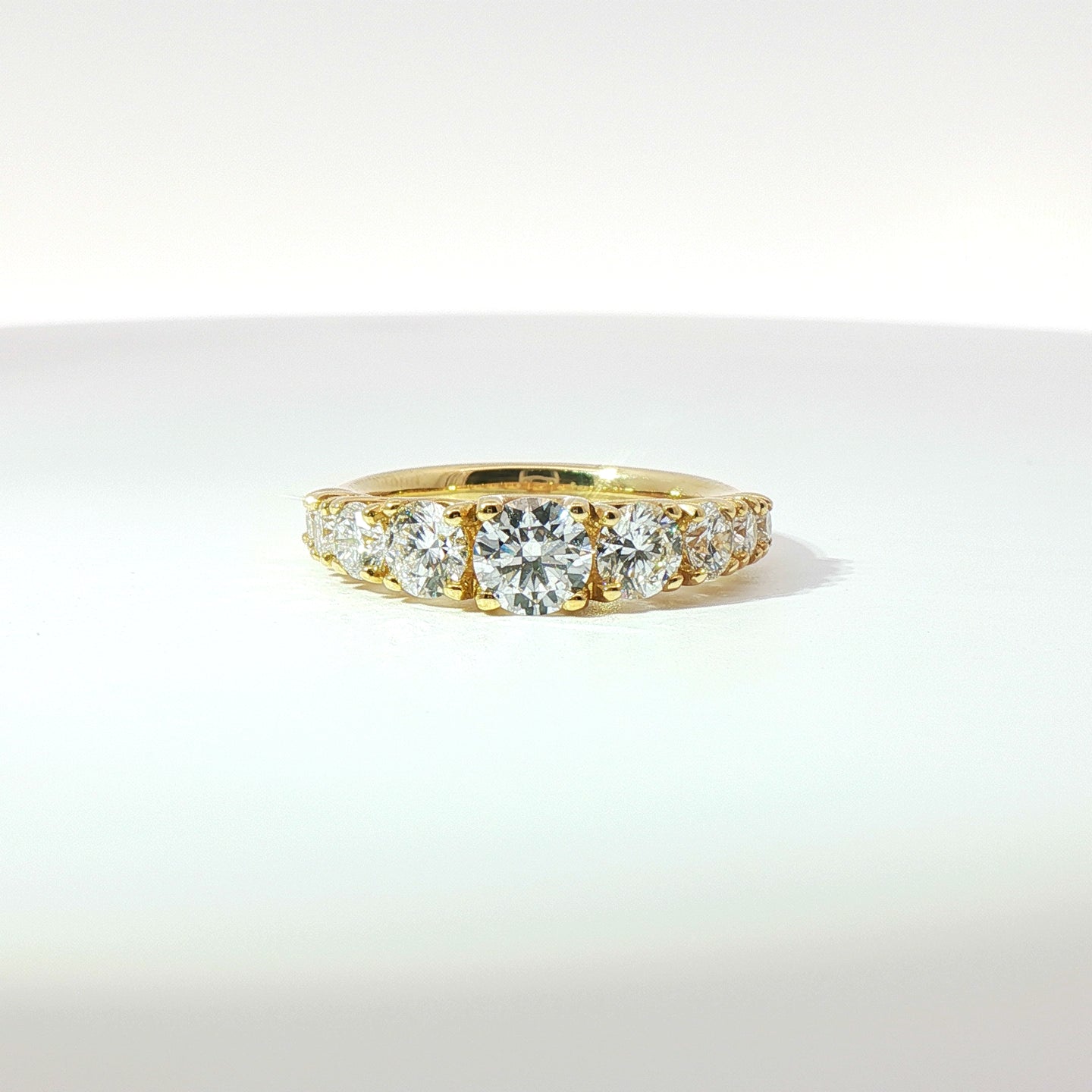 Fedina in oro giallo con diamanti Lab-Grown taglio brillante, 1,73 carati.