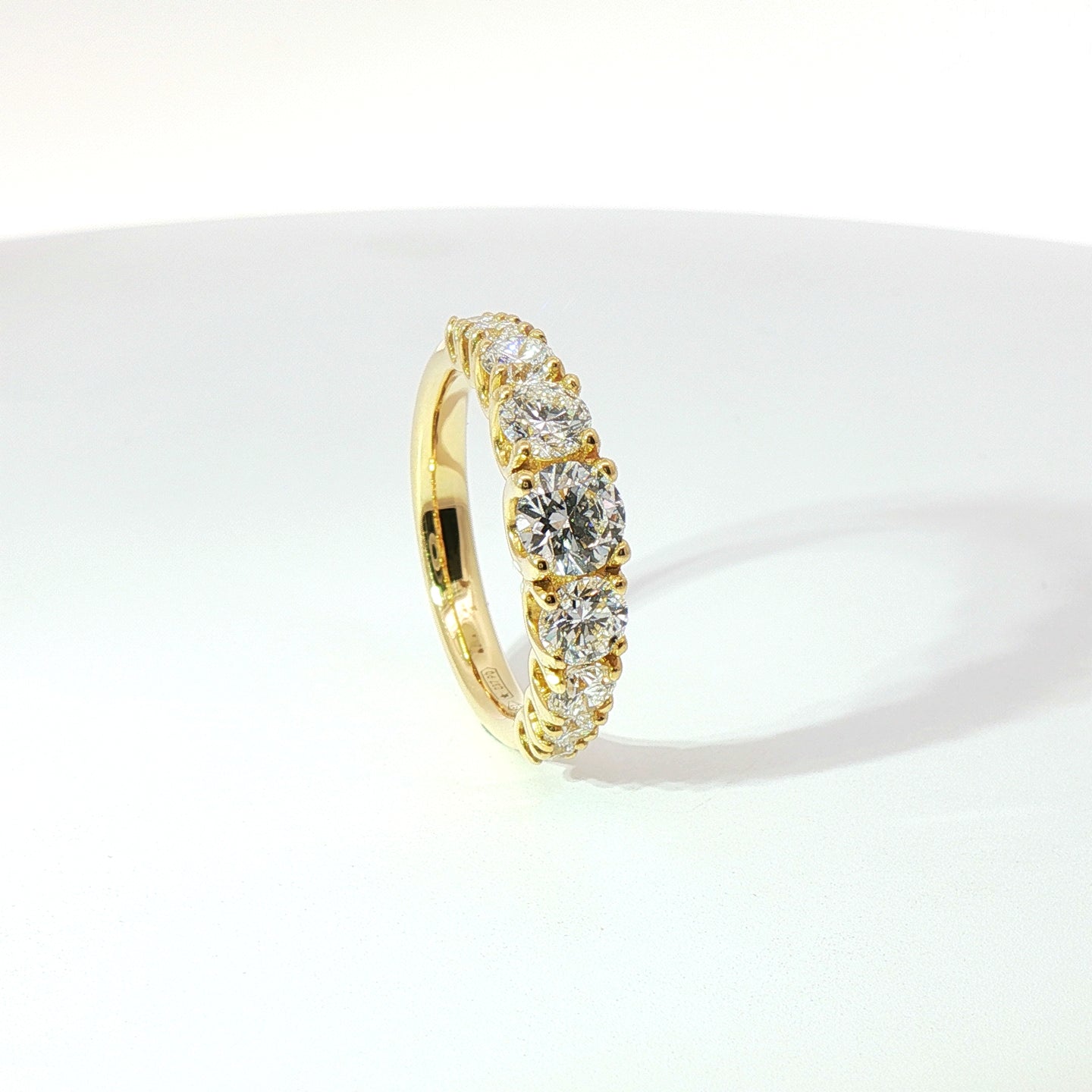 Fedina in oro giallo con diamanti Lab-Grown taglio brillante, 1,73 carati.