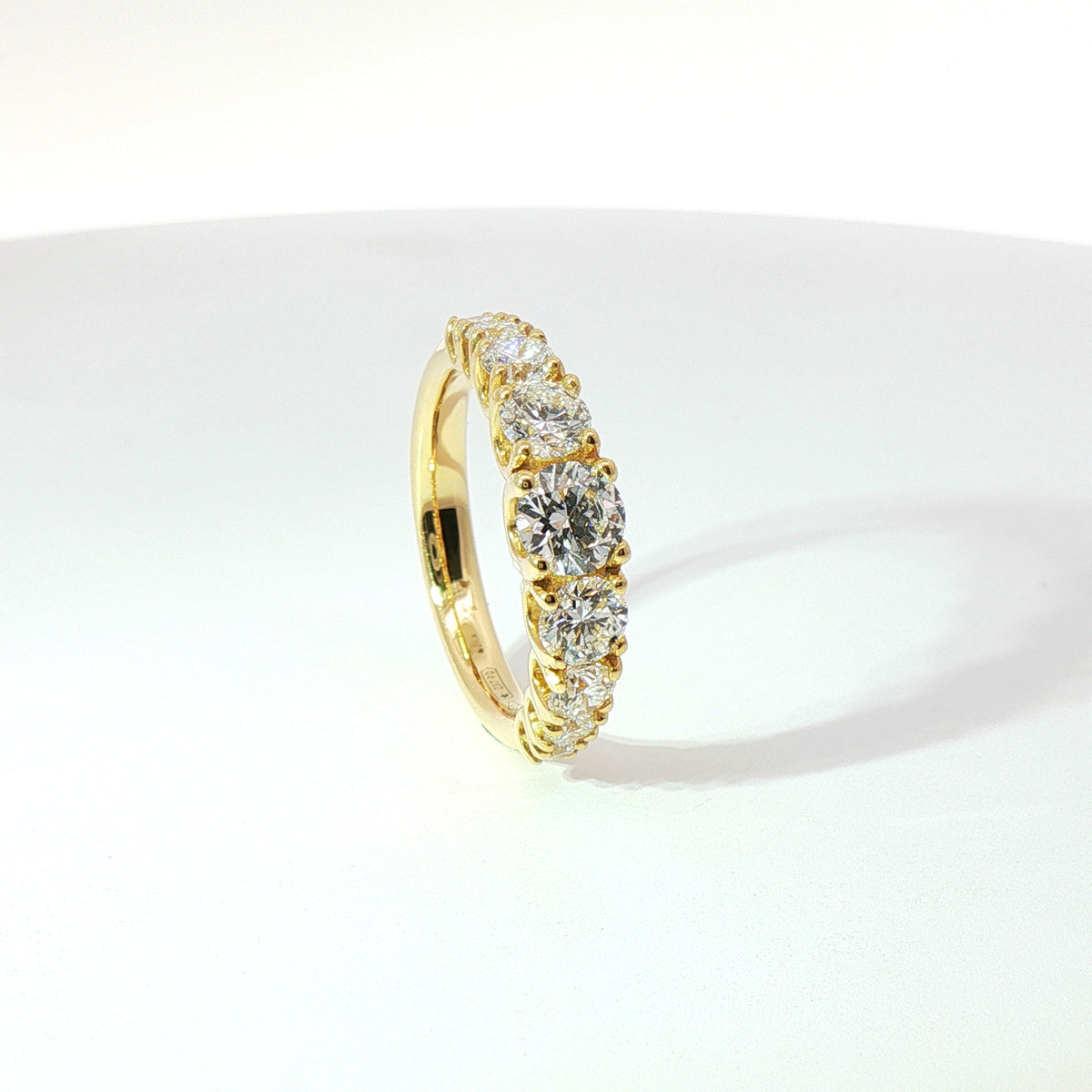 White gold gradation band ring with 7 brilliant-cut lab-grown diamonds, 1.05 carats.