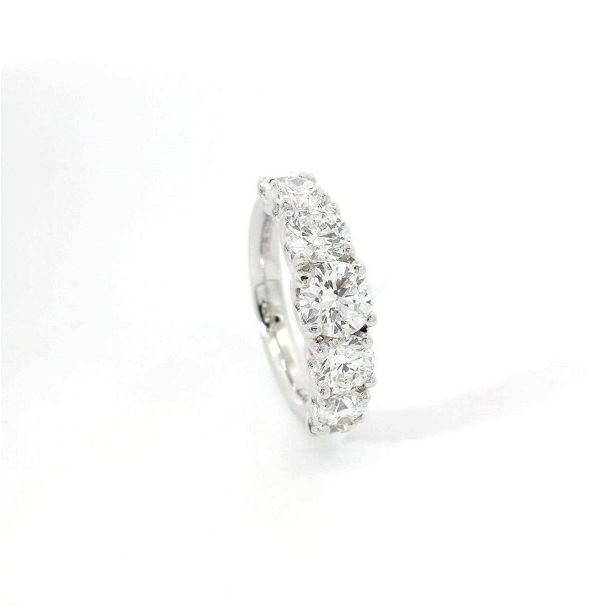 White gold gradation band ring with 7 brilliant-cut lab-grown diamonds, 4.19 carats.