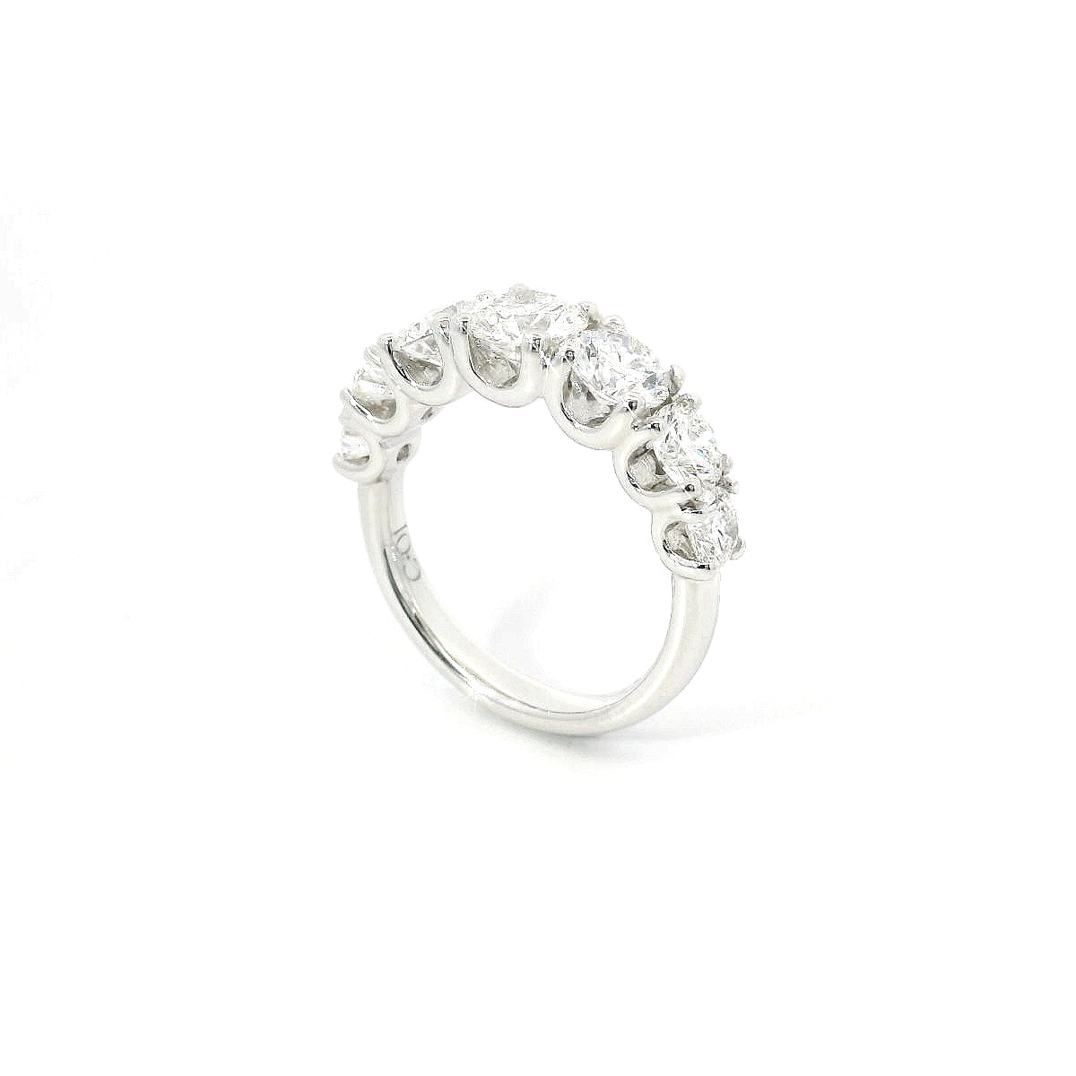 White gold gradation band ring with 7 brilliant-cut lab-grown diamonds, 2.77 carats.