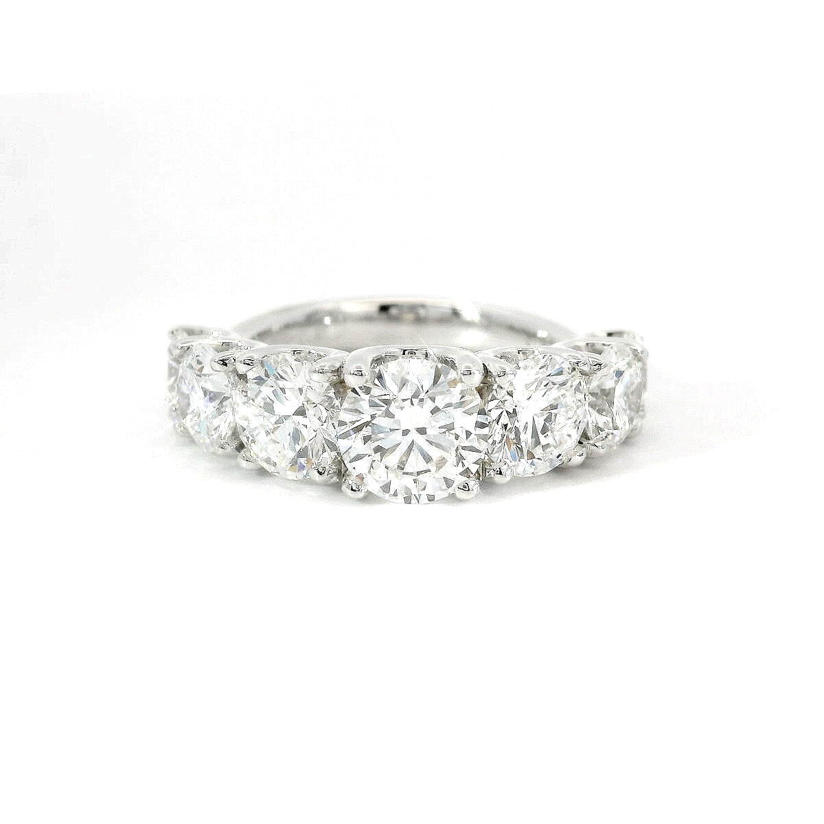 White gold gradation band ring with 7 brilliant-cut lab-grown diamonds, 4.19 carats.