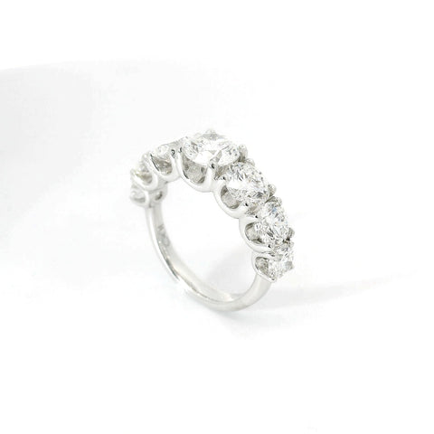 Fedina a gradazione in oro bianco con 7 diamanti lab-grown taglio brillante, 4,19 carati.