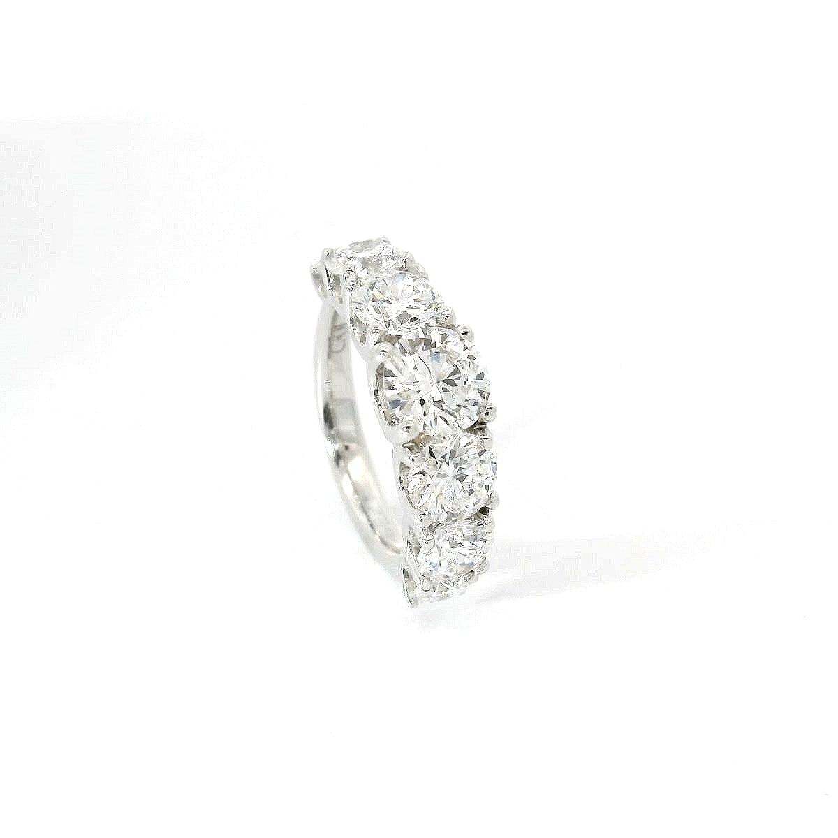 White gold gradation band ring with 7 brilliant-cut lab-grown diamonds, 4.19 carats.